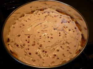 To make the filling, 2 egg whites until stiff. Gradually add ½ cup sugar and 2 tsp. cornstarch. Continue to whip until well incorporated. Drain the currants through a colander and gently fold into whipped egg whites mixture.